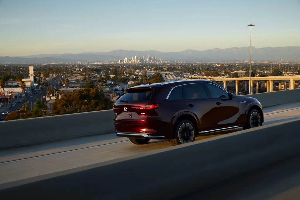 Medium-2022_CX-90_US_LHD_C024_High+_EXT_RQ_ArtisanRed_H3T_Freeway_Mi-Drive_Sportmode.webp
